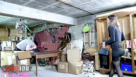 Melany Furie sikiş makinesini deniyor ve kıllı amından ve sıkı götünden sikiliyor