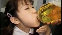 Aziatisch meisje neukt en drinkt pis