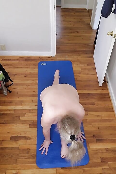 Caliente milf grandota haciendo yoga desnuda