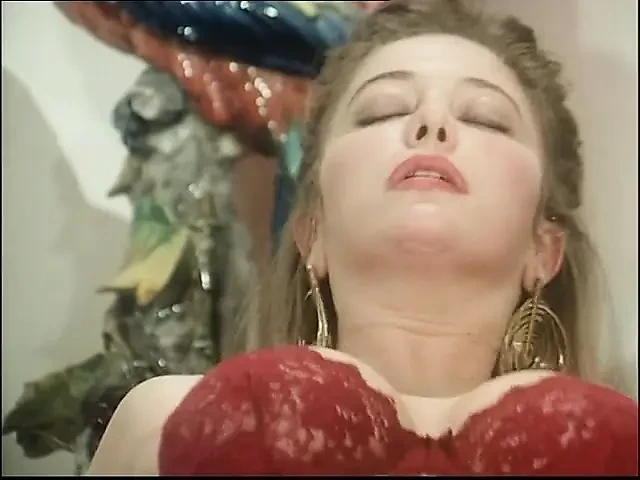 毛茸茸的小妞在三人行和群交中性交