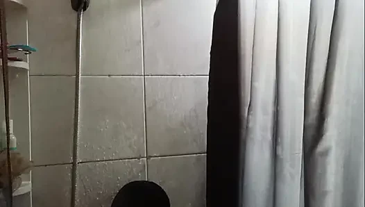 Милфа принимает душ