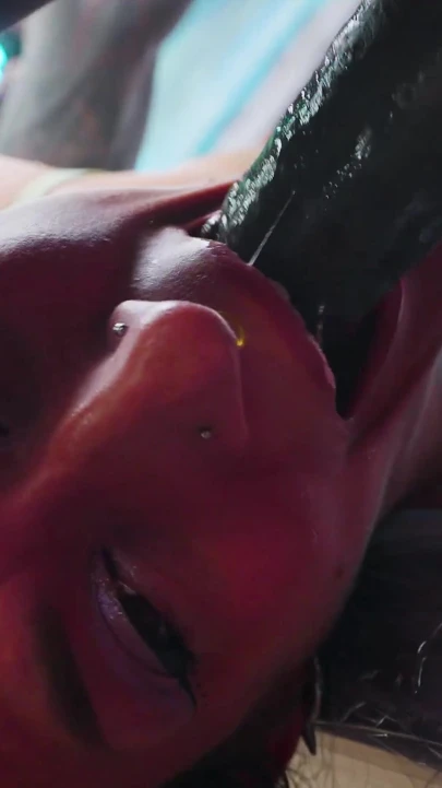 Alt女孩在纹身期间被肛交 - 咸湿的口交和潮吹