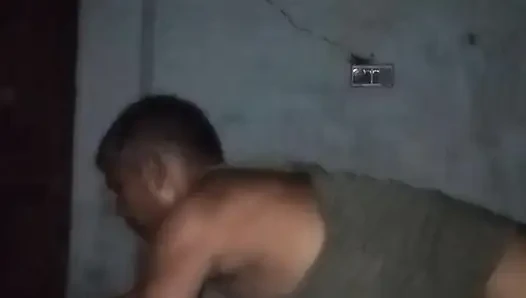 Bhabhi ne apni chut me mall under dalbaya