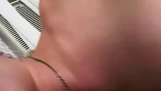 Heißer Handjob und Selbstbefriedigung auf dem Sofa