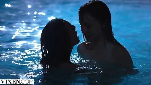 VIXEN - Janice Griffith и Ivy Wolfe прокрались на задний двор для ночного развлечения в бассейне