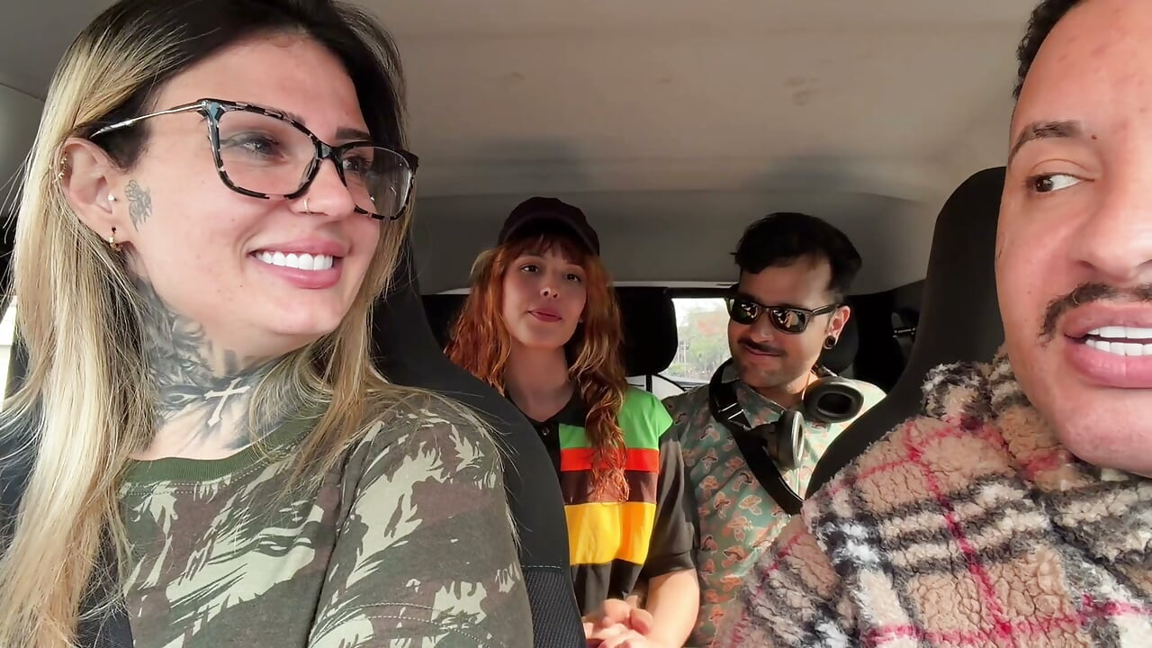 Llamé a Chapeira de comida rápida para tener sexo, ella aceptó y, junto con un seguidor, me pidió que la comieran y me dejó