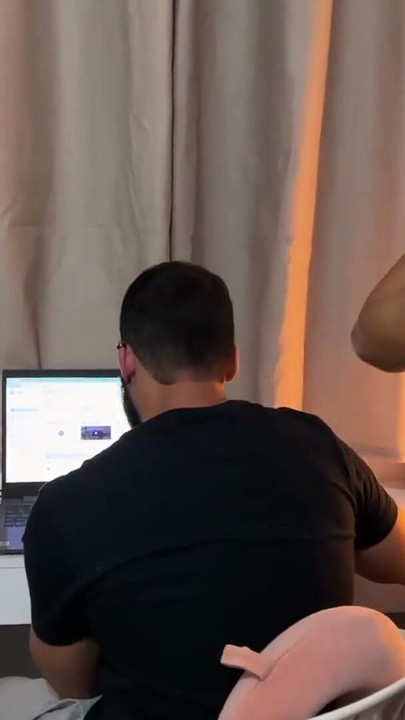Tuve un problema con mi computadora y le pedí a mi vecino que me ayudara de la mejor forma posible | Clip 1