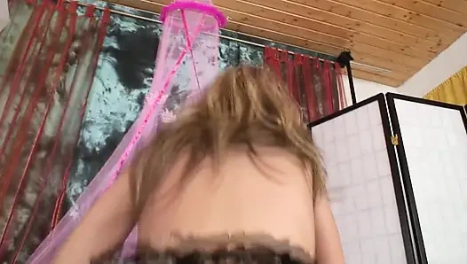 ich lutschte seinen schwanz und fickte mich tief in den hals