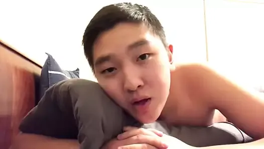 Une Asiatique excitée au lit