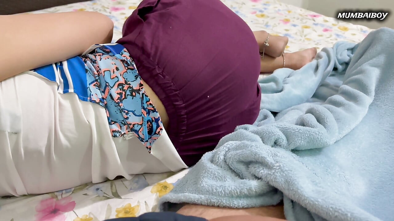 वह अपनी सौतेली माँ के साथ सेक्स करता है जब वह सौतेले बेटे के रूप में रात बिताने आती है।