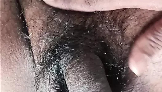 Un garçon sexy à poil s’amuse avec un jeune pénis qui se branle