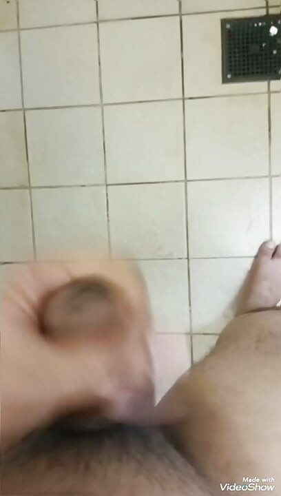 Honění ptáka, uvolnění penisu, masáž lundu, masturbace v koupelně, tvrdý penis, neobřezaný pták