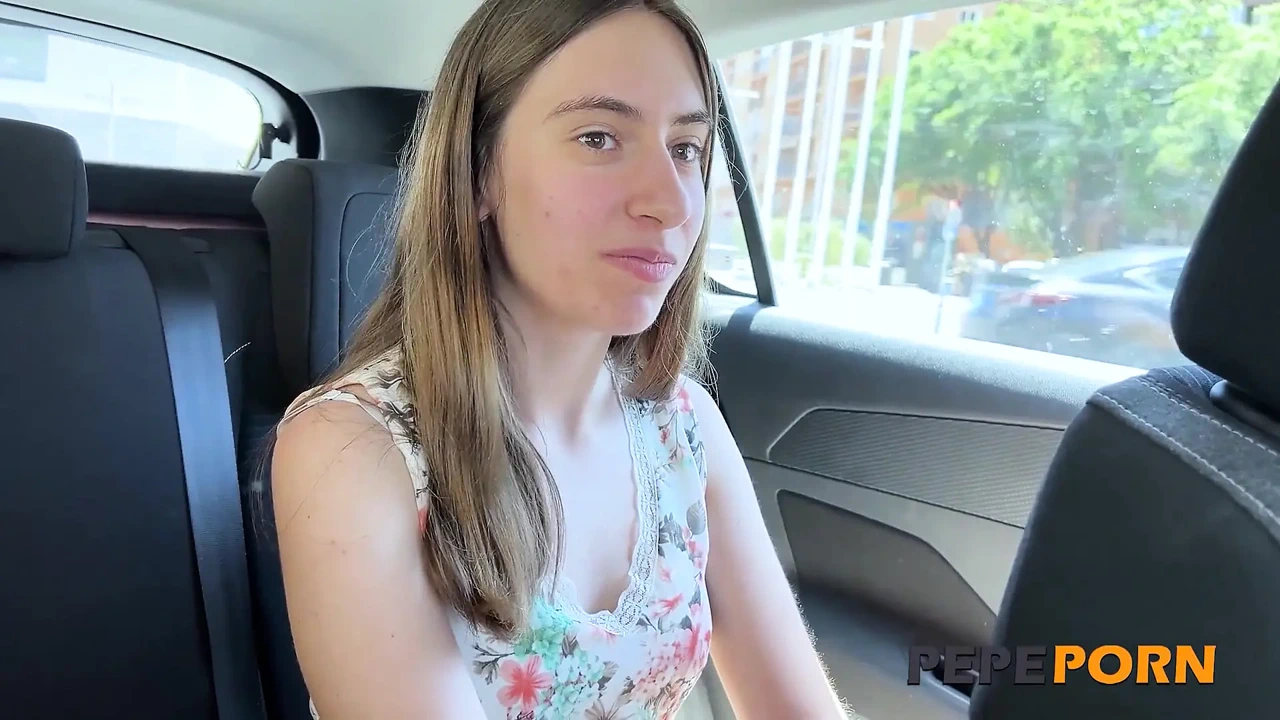 18岁女孩阴部毛发浓密, 发现业余性爱. 卡罗莱娜·洛尔卡在佩佩波恩