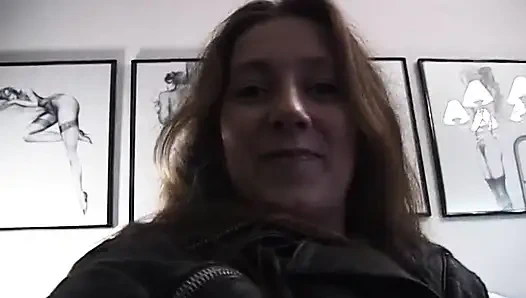 Büyük memeli orta yaşlı seksi kadın edepsiz amını tatmin ediyor