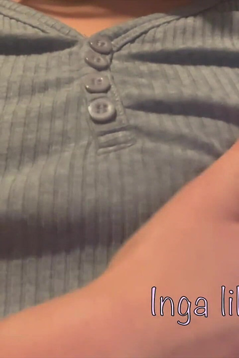 Saya bermain dengan puting keras