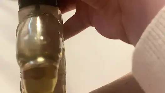 Милфа жестко кончает и громко стонет от ее игрушки