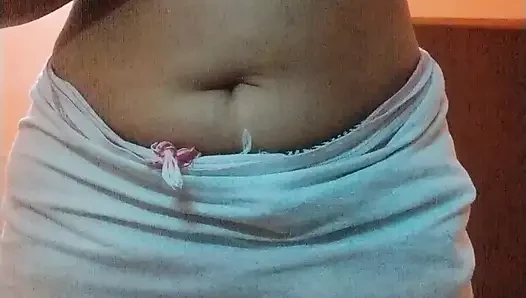 Gece geç saatlerde büyük memeli desi fantezisi desi kız basıyor ve masaj yapıyor