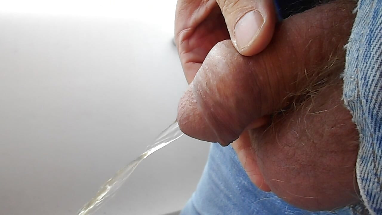 मैं सार्वजनिक रूप से मूत रहा हूं