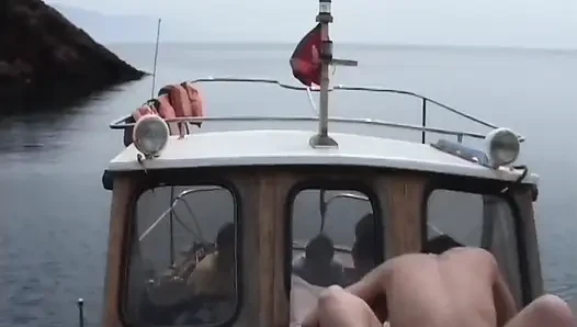 Ахмет и Сельма трахаются на улице на турецкой лодке