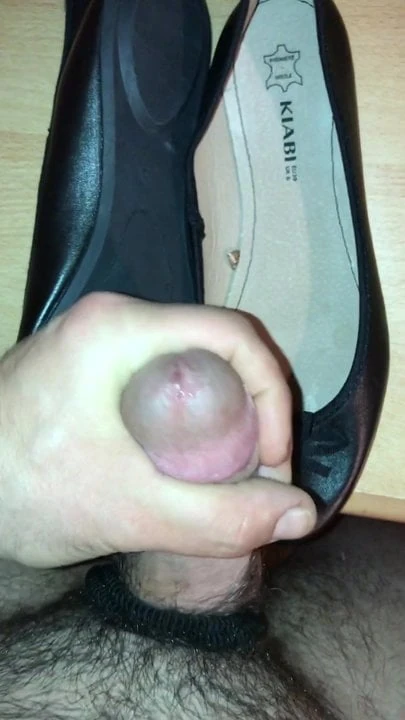 Cum on black ballerinas