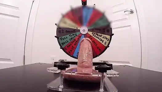 Ibu tiriku lagi asik mainin kontolku pakai roulette