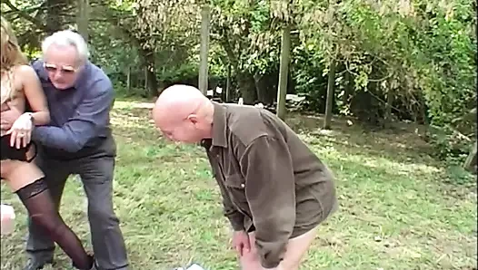 Лесбийский групповой секс перед старой свиньей в любительском видео