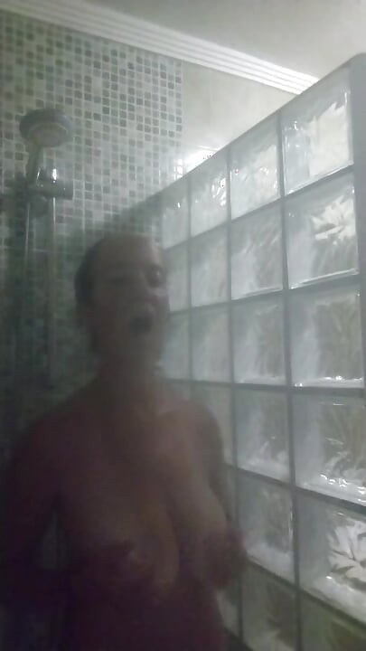 Main di kamar mandi yang sangat panas