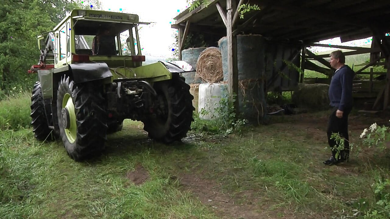 Isteri petani tua menunggu suaminya dikongkek di bangsal