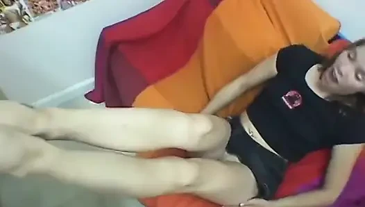 Pria yang lebih tua menjilati pantat dan kaki cewek muda hot sebelum menidurinya