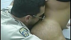 Ο άντρας που πιπιλίζει τον πούτσο απολαμβάνει την αποτρίχωση του κώλου μετά από μια δουλειά στο χείλος