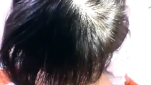 Freches mädchen, das harten spaß mit klassenfreund hat