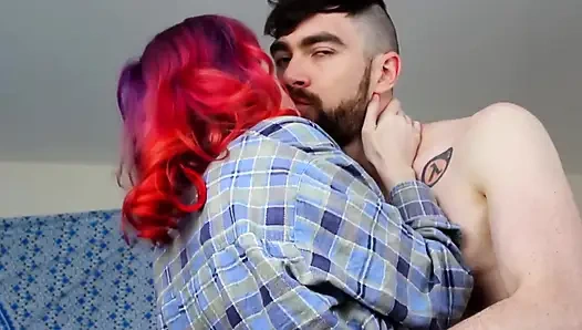 Ateşli alfa çift kadın kılıklı aşağılama fantezisi tarafından aldatıldı ve kadın egemenliğini yitirdi