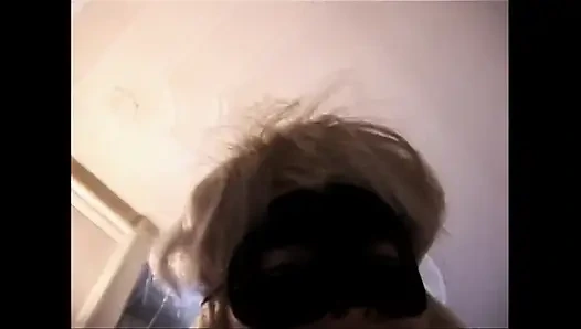 Seksi amatör maskeli orta yaşlı seksi kadın şehvetli bir şekilde göğüslerine ve amına dokunuyor