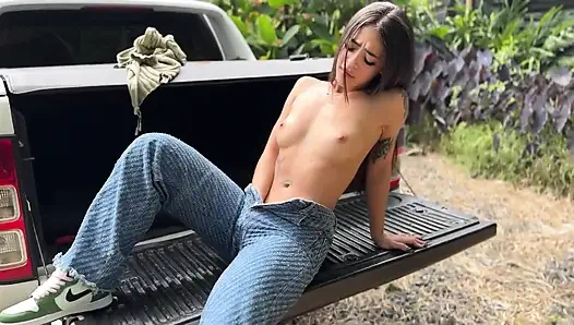 Azgın Kolombiyalı güzel kamyonmun arkasında mastürbasyon yapıyor!