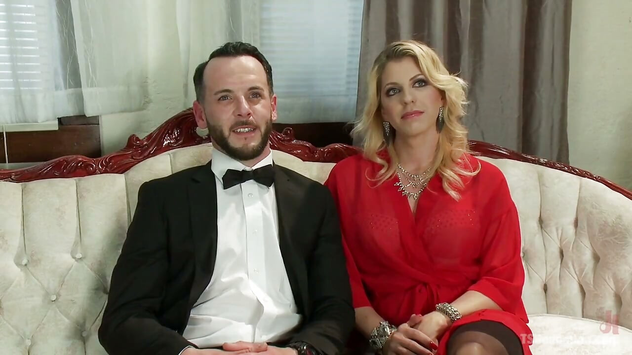 Sahibe Tyra Scott çok sıkı götlü bir adam kölesini aşağılıyor ve sikiyor