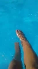 Foot in pool (Stopala u bazenu)