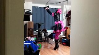 Sissy attachée à la barre de l'écarteur