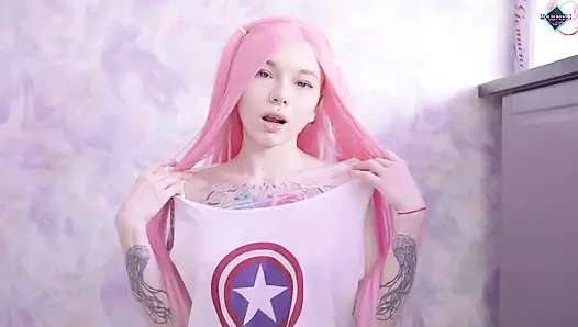 Azgın genç kız mutfakta mastürbasyon yapıyor. Karneli Bandi