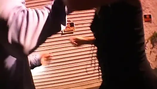 Hengst holt eine kurvige hure von der straße ab und nimmt sie mit nach hause, um zu knallen