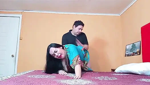 Я нашел индийскую тетушку одну дома и трахнул ее сзади.