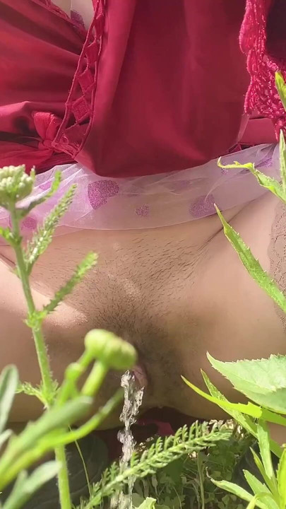 piss for gardend on the grass beautifull | Clip 1