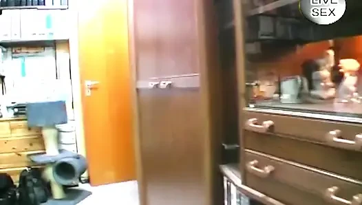 Брюнетка сосет член и мастурбирует себя игрушкой в любительском видео