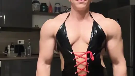 Kannst du diese schwarze muskelmami ertragen?
