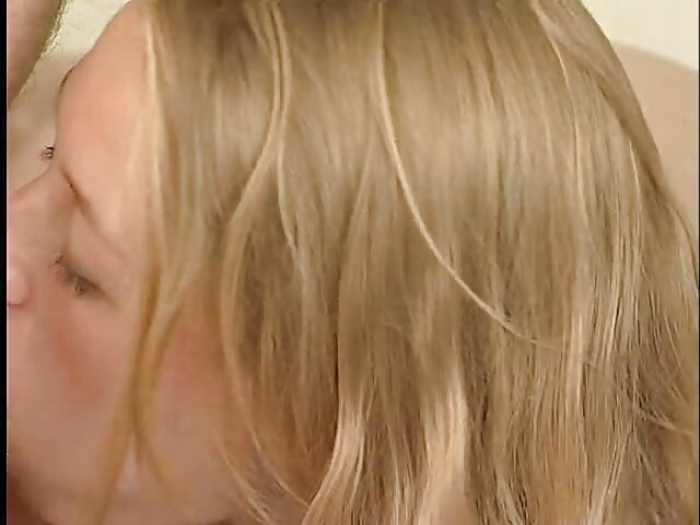 Remaja blonde seksi dikongkek keras