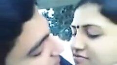 Calda ragazza indiana bacia il fidanzato contro la fidanzata