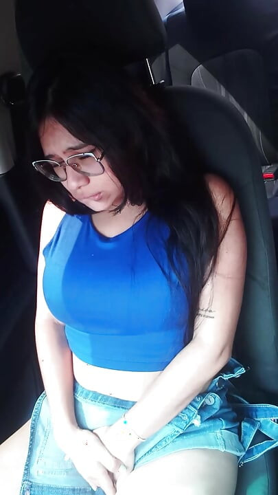 Ich überrede den Uber-Fahrer, die Steuerung meines Vibrators zu übernehmen, und masturbiere in seinem Auto.