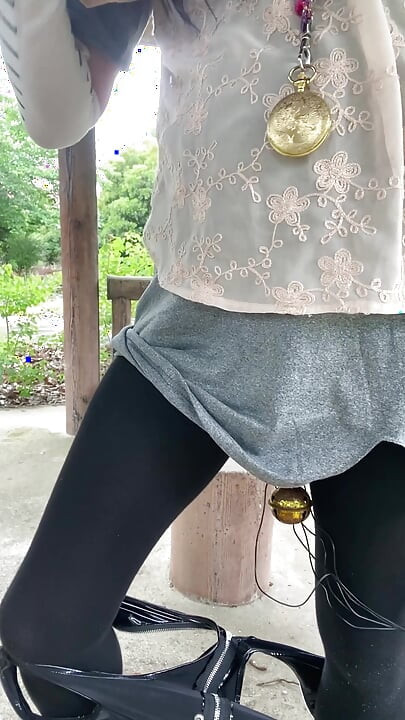 No257 Walking in the Park in Gap-Cut Pants