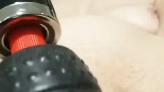 Yatakta tek başına vibratör orgazmı
