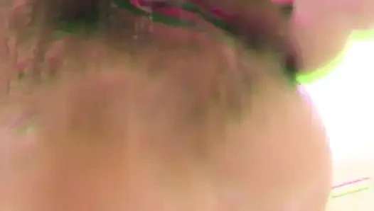 Милфа ласкает ее мокрую вагину в ванной