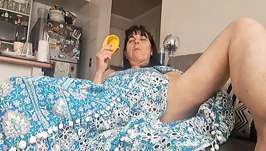 Tante seksi lagi menghukum memeknya yang berbulu dengan cambukan lembut